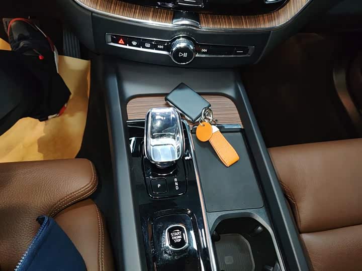 Фото 14 - Volvo XC60