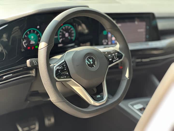 Фото 10 - Volkswagen Golf