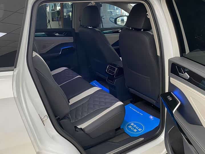 Фото 10 - Volkswagen ID.6 Crozz