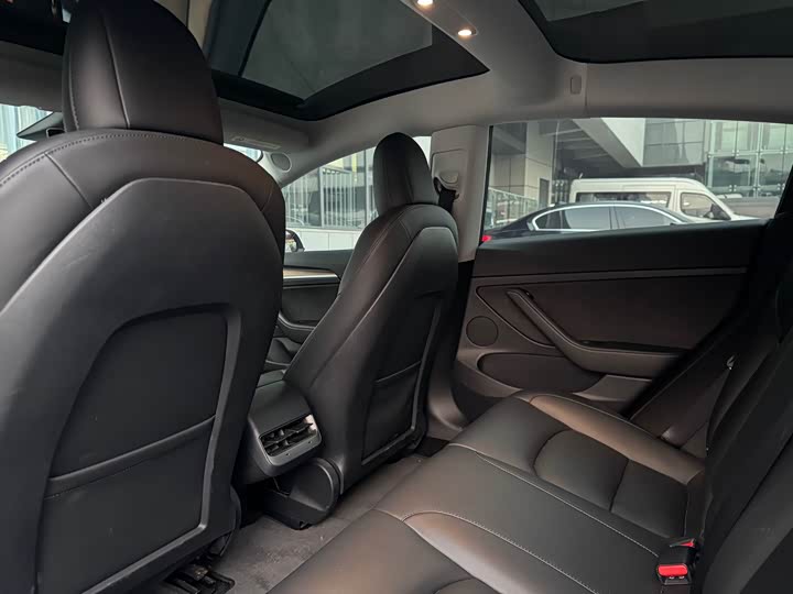 Фото 10 - Tesla Model 3