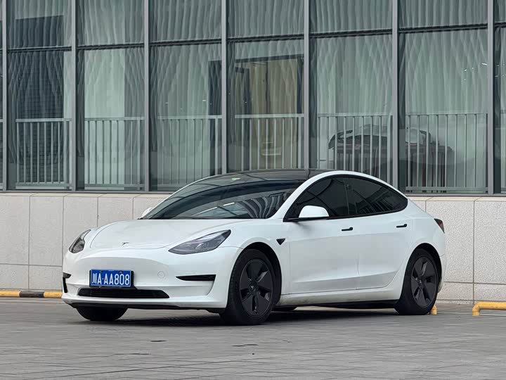 Фото 3 - Tesla Model 3