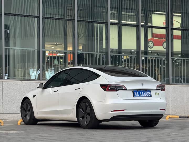 Фото 4 - Tesla Model 3