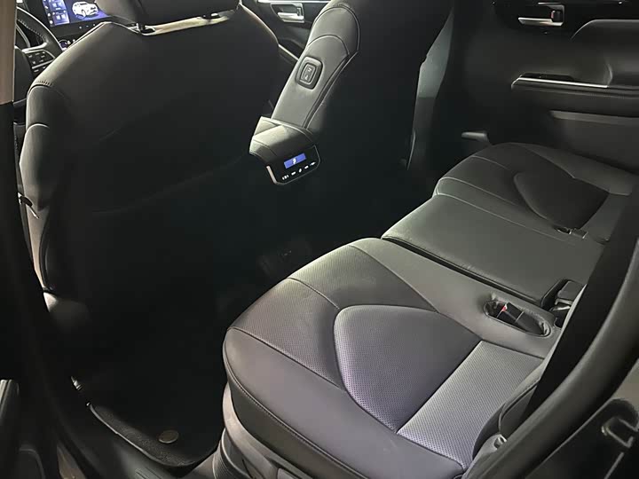 Фото 14 - Toyota Highlander