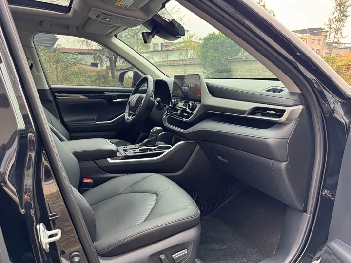 Фото 8 - Toyota Highlander