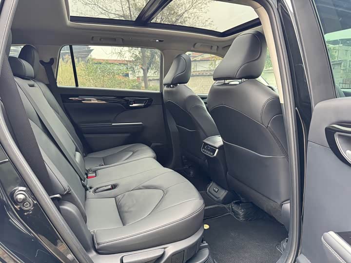 Фото 9 - Toyota Highlander