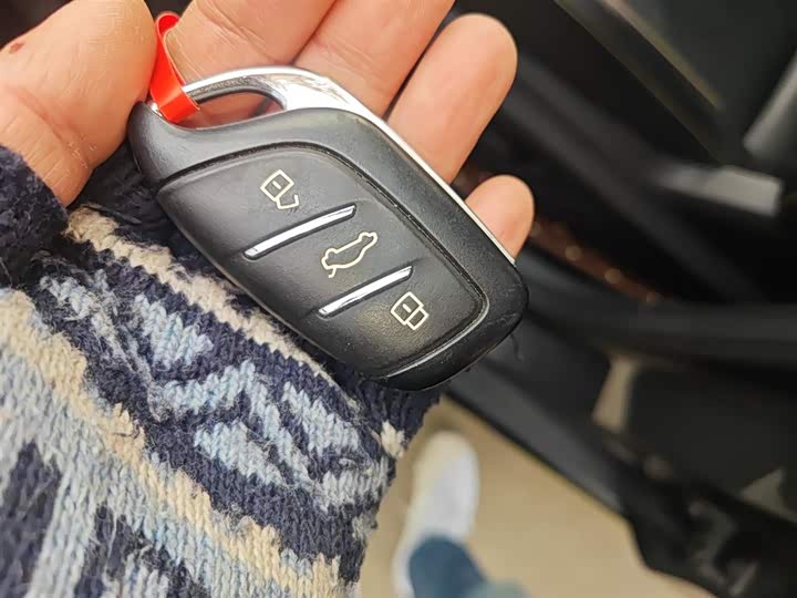 Фото 9 - Roewe RX5 Hybrid