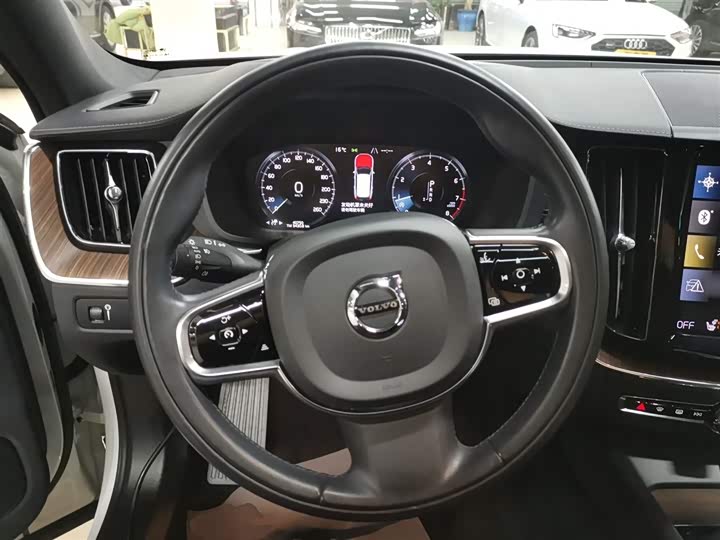 Фото 11 - Volvo XC60