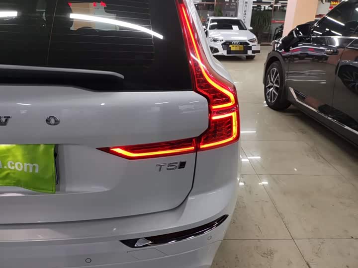 Фото 8 - Volvo XC60