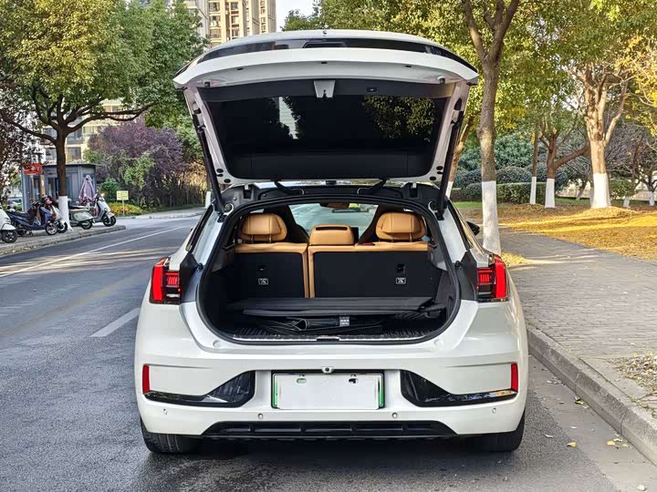 Фото 15 - Zeekr 001