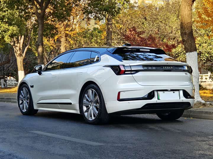 Фото 17 - Zeekr 001