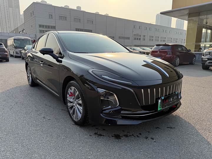 Фото 3 - Hongqi E-QM5