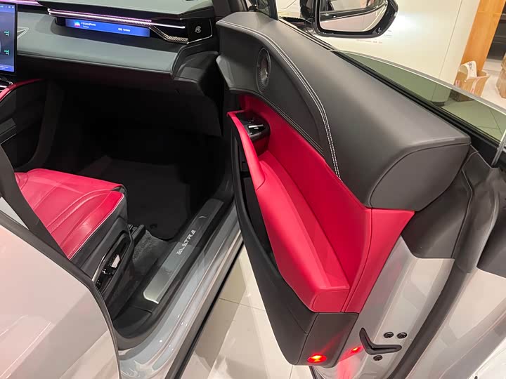 Фото 19 - Lotus Eletre