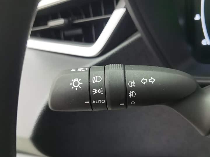 Фото 21 - Toyota Corolla