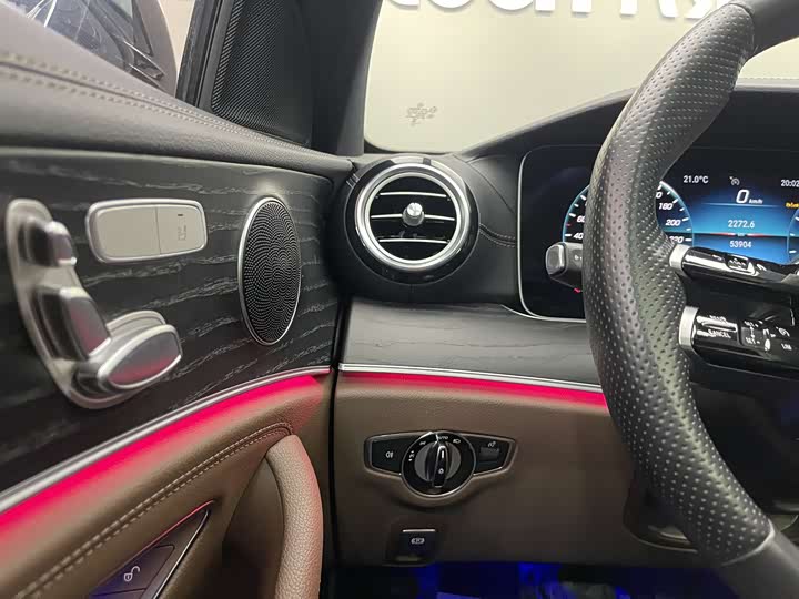 Фото 10 - Mercedes-Benz E-Class