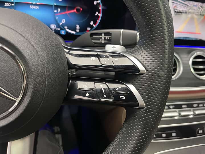 Фото 12 - Mercedes-Benz E-Class