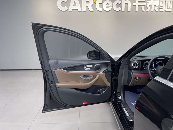 Фото 13 - Mercedes-Benz E-Class