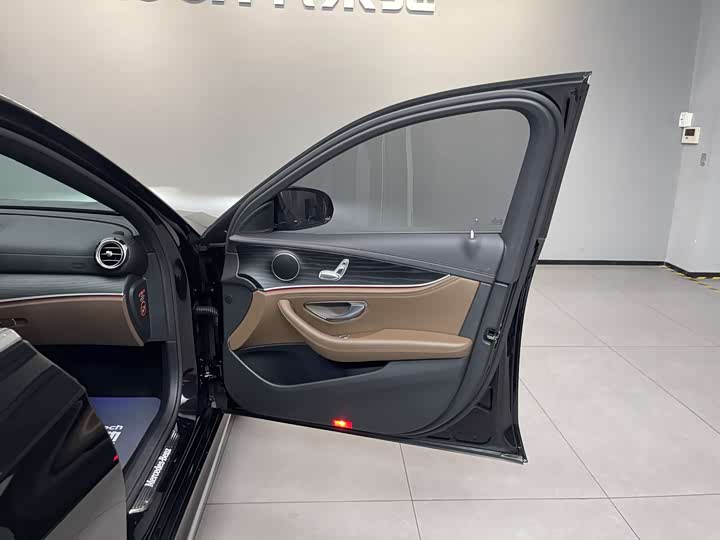 Фото 25 - Mercedes-Benz E-Class