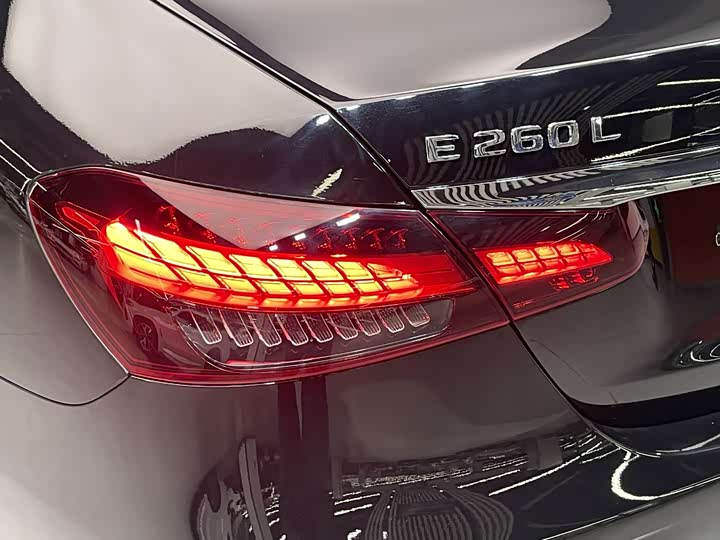 Фото 28 - Mercedes-Benz E-Class