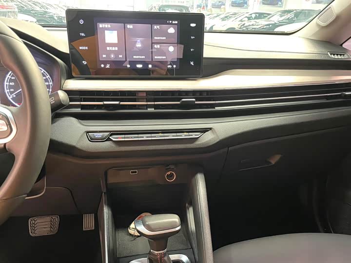 Фото 10 - Geely Vision X3