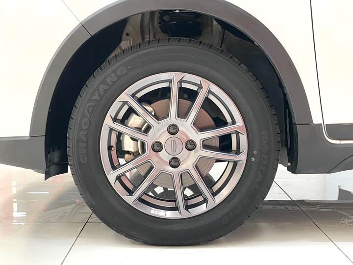 Фото 15 - Geely Vision X3