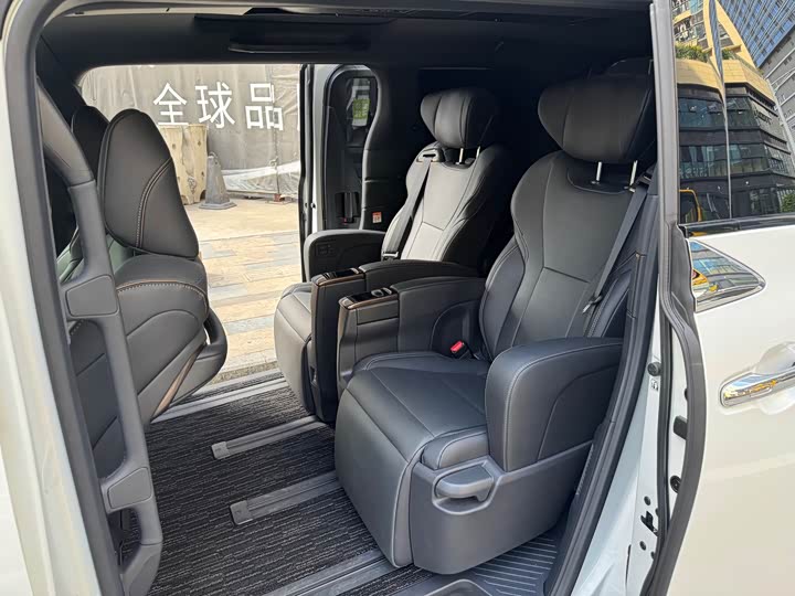 Фото 10 - Toyota Alphard