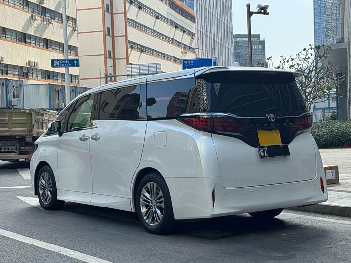 Фото 3 - Toyota Alphard