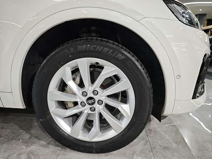 Фото 13 - Audi Q5L