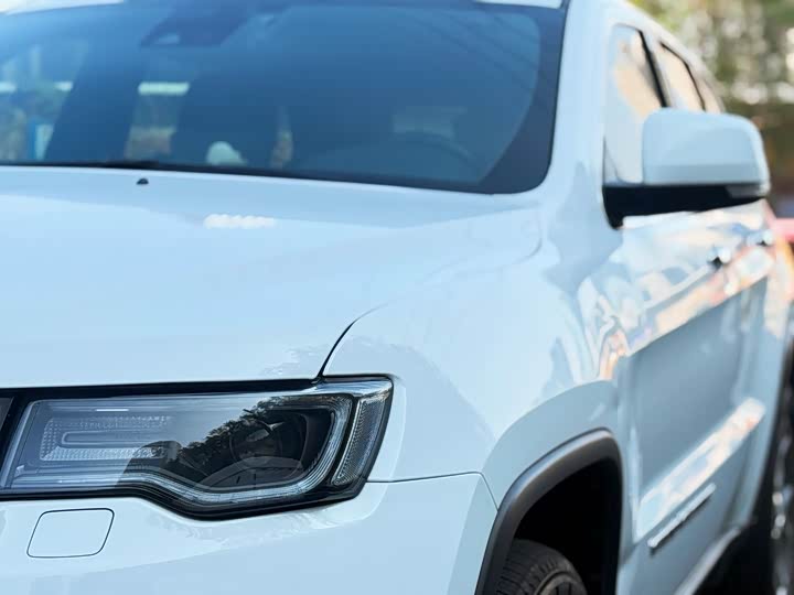 Фото 10 - Jeep Grand Cherokee