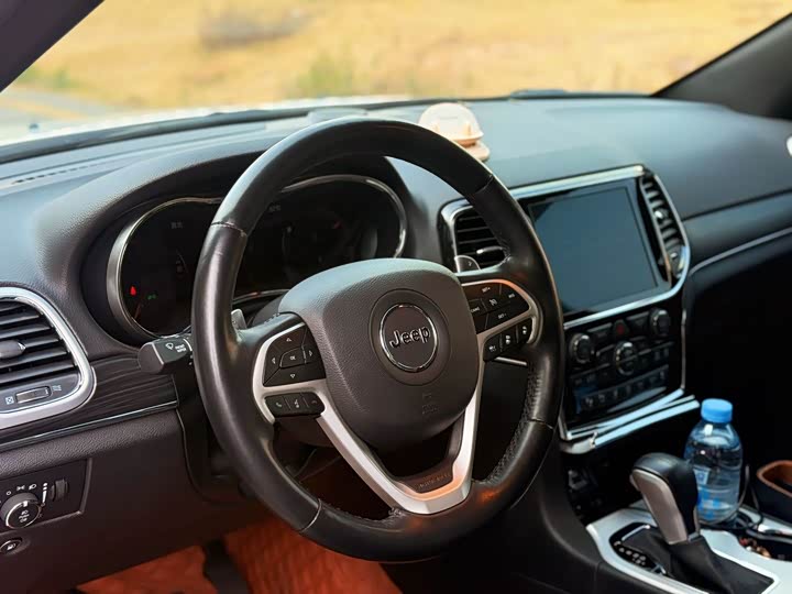 Фото 12 - Jeep Grand Cherokee