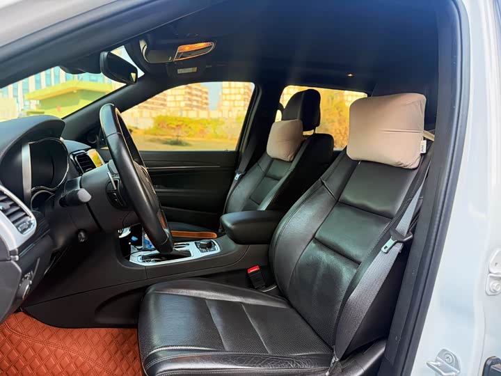 Фото 13 - Jeep Grand Cherokee