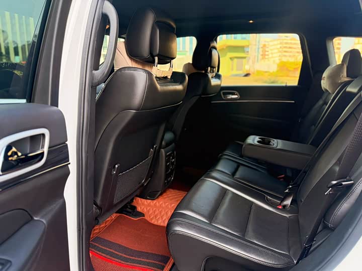 Фото 14 - Jeep Grand Cherokee