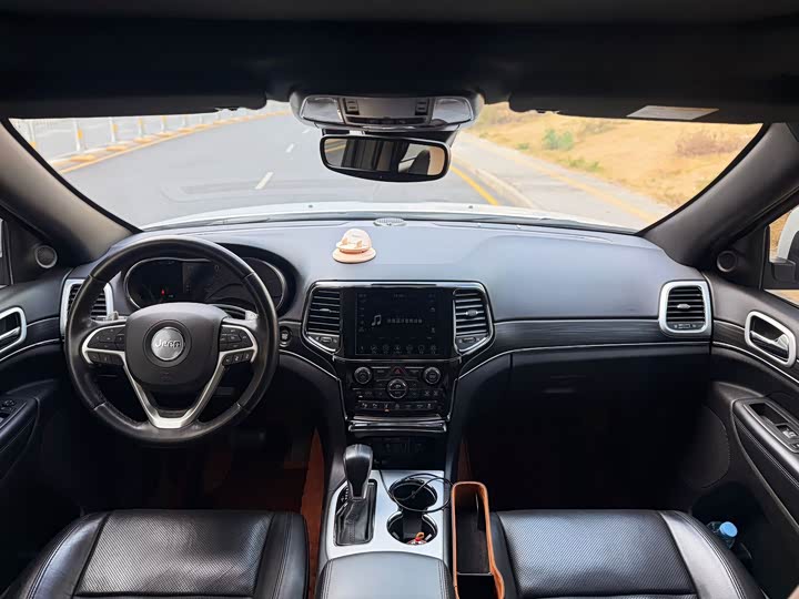 Фото 15 - Jeep Grand Cherokee