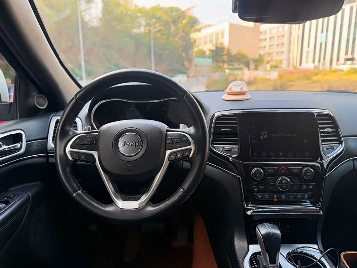 Фото 16 - Jeep Grand Cherokee