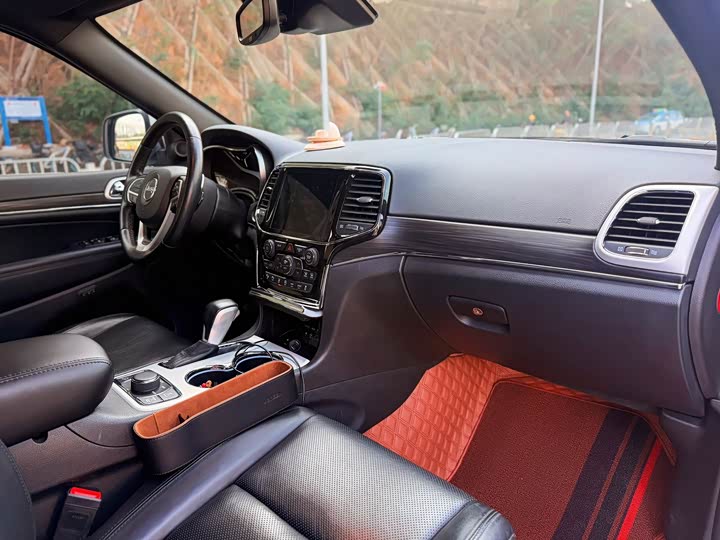 Фото 17 - Jeep Grand Cherokee