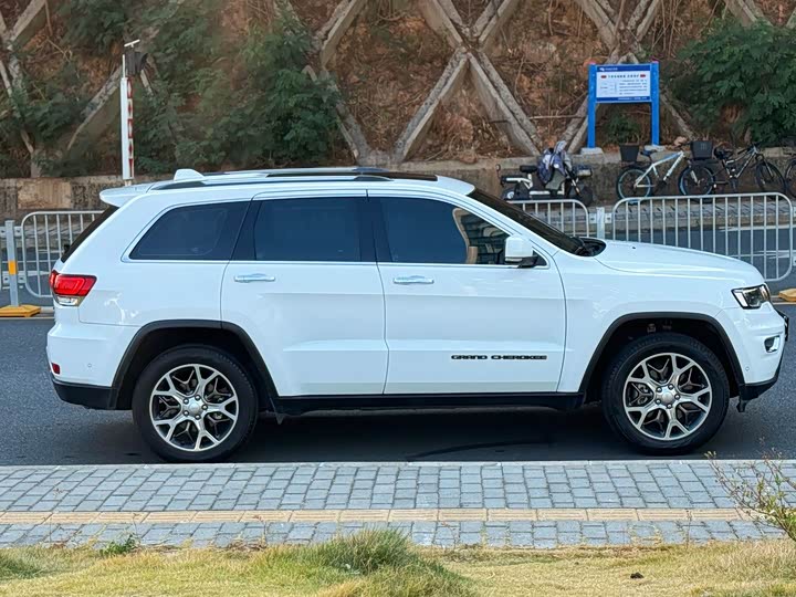 Фото 4 - Jeep Grand Cherokee
