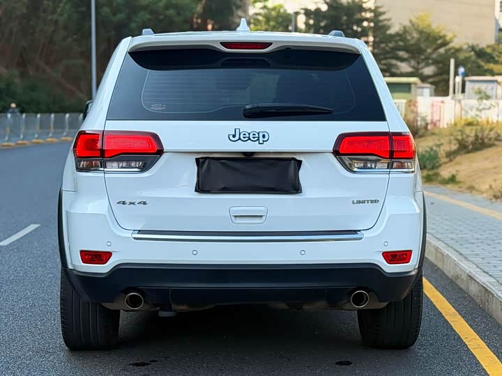 Фото 6 - Jeep Grand Cherokee