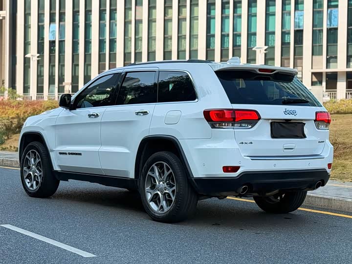 Фото 7 - Jeep Grand Cherokee