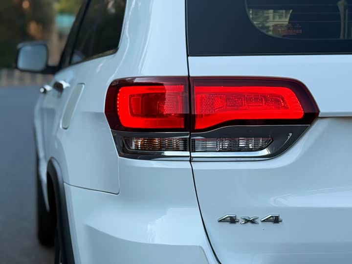 Фото 8 - Jeep Grand Cherokee