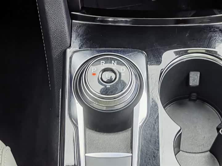 Фото 13 - Ford Escape