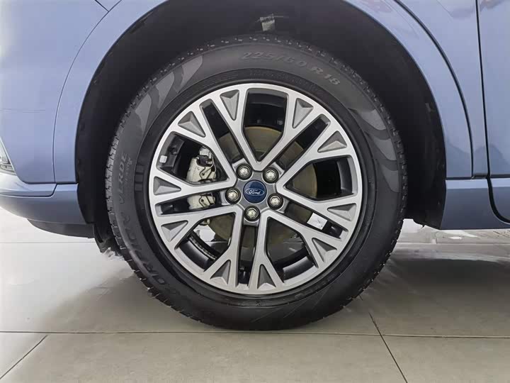 Фото 17 - Ford Escape