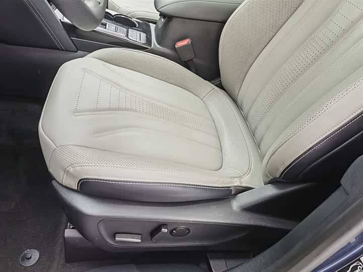 Фото 20 - Ford Escape