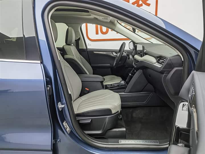 Фото 23 - Ford Escape