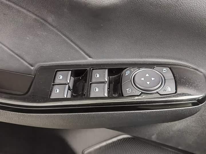 Фото 9 - Ford Escape