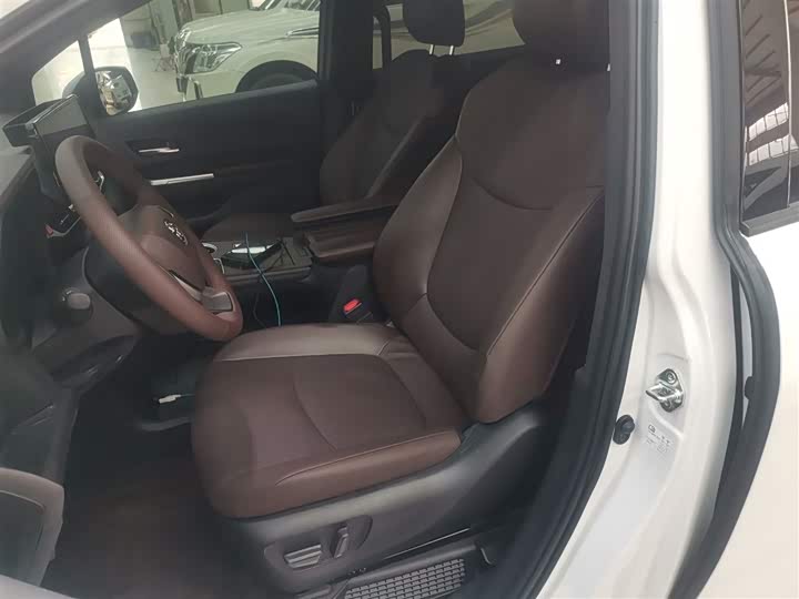 Фото 15 - Toyota Granvia