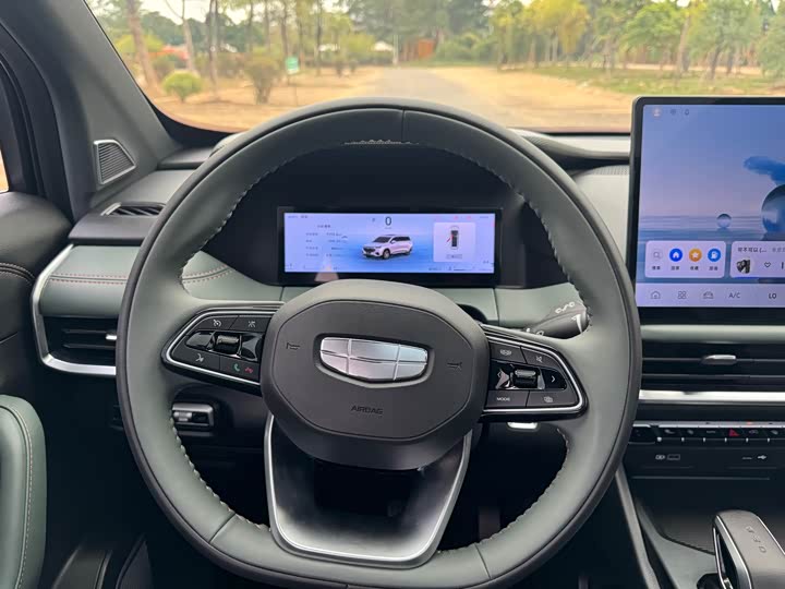 Фото 16 - Geely Okavango L