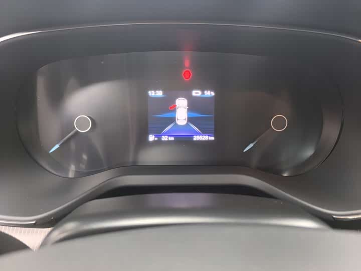 Фото 3 - Hongqi E-QM5