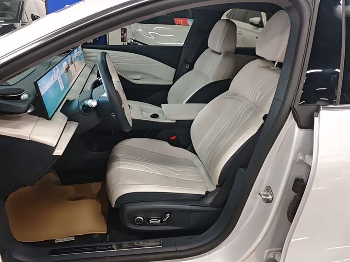 Фото 15 - Geely Galaxy E8