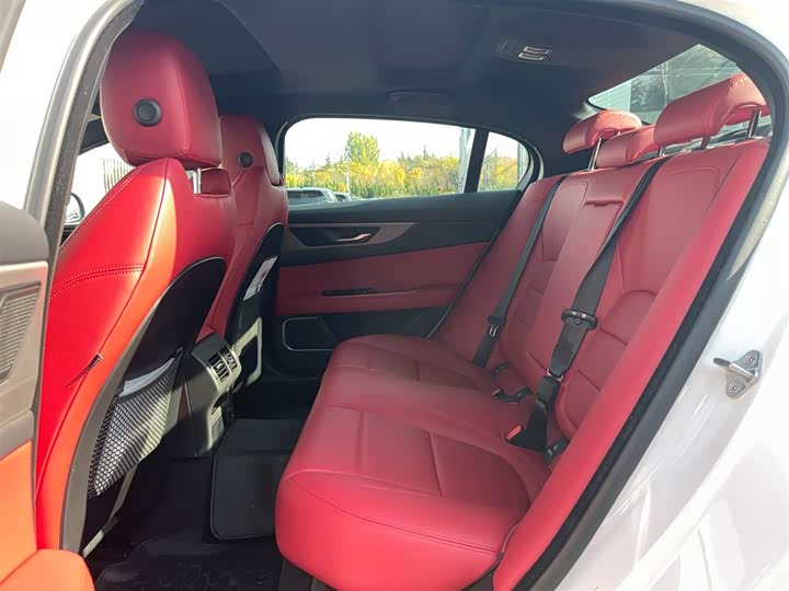 Фото 10 - Jaguar XE L