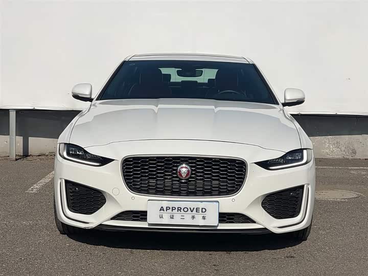 Фото 2 - Jaguar XE L