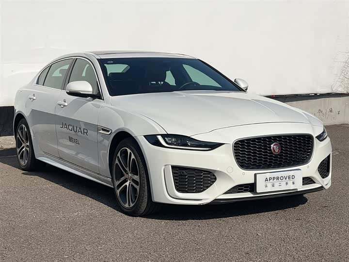 Фото 3 - Jaguar XE L
